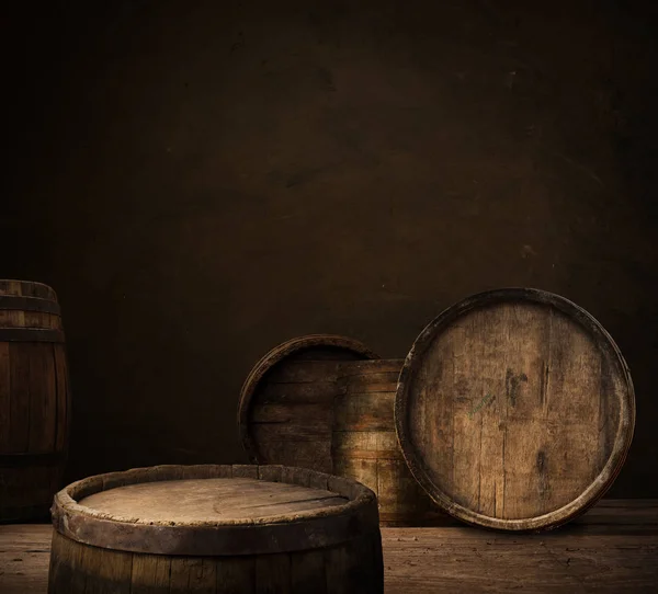 Baril Bière Avec Verres Bière Sur Table Sur Fond Bois — Photo