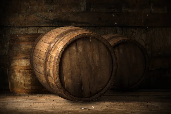 Barril Cerveja Com Copos Cerveja Mesa Sobre Fundo Madeira — Fotografia de Stock