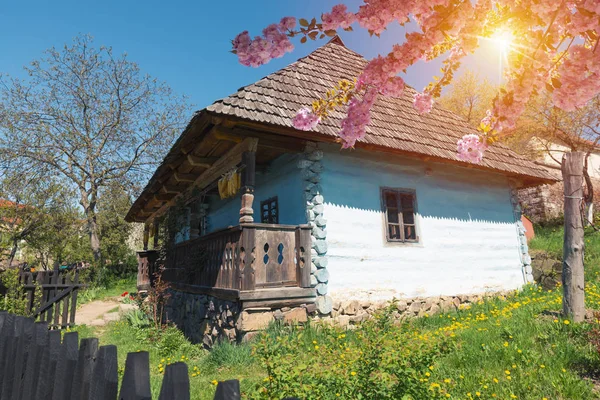 Oud huis op de heuvels van het Sloveense platteland — Stockfoto