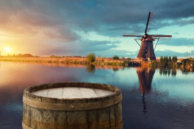 Boş ahşap tahta masa önünde arka plan bulanık. Pembe Lale çiçeği alan bakış görüntüleme veya montaj ürünleri için kullanılabilir veya metin reklam