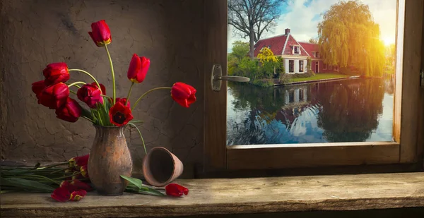 Empty wooden board table in front of blurred background. Perspective of Pink Tulip Blossom field can be used for display or montage products or advertise text — Stock Photo, Image