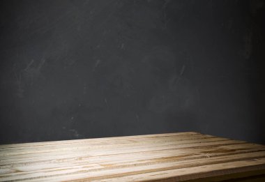 fıçının arka planı ve aşınmış eski ahşap masa.