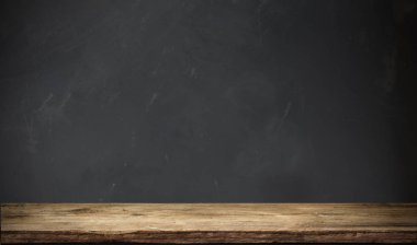 fıçının arka planı ve aşınmış eski ahşap masa.