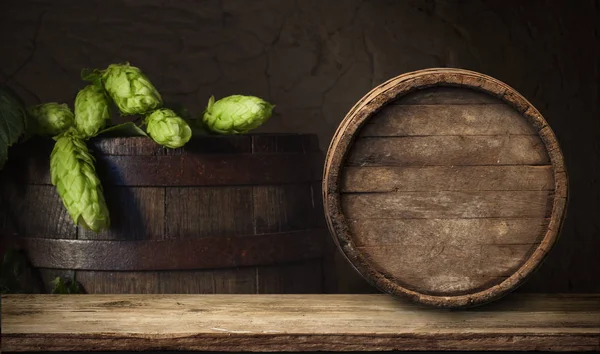 Bakgrund av fat och slitna gamla bord av trä. — Stockfoto