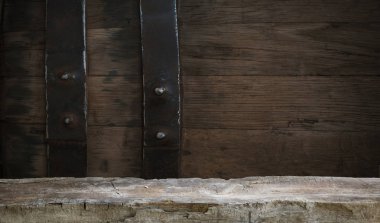 Tahta meşe varili beyaz arkaplanda izole edilmiş.