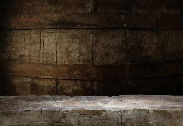 白い背景に孤立した木製のオーク樽 — ストック写真