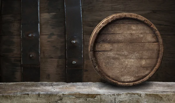 Barrica de roble de madera aislada sobre fondo blanco — Foto de Stock