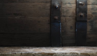 Tahta meşe varili beyaz arkaplanda izole edilmiş.