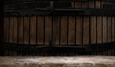 Tahta meşe varili beyaz arkaplanda izole edilmiş.