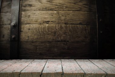 fıçının arka planı ve aşınmış eski ahşap masa