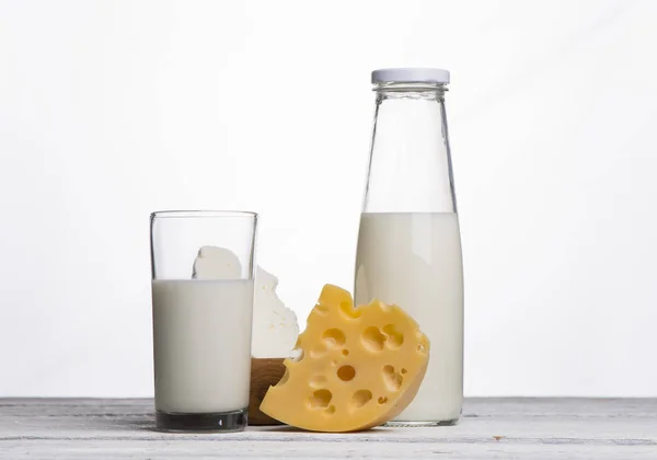Bílkovinné výrobky: sýr, smetana, mléko, vejce. na bílém pozadí. — Stock fotografie