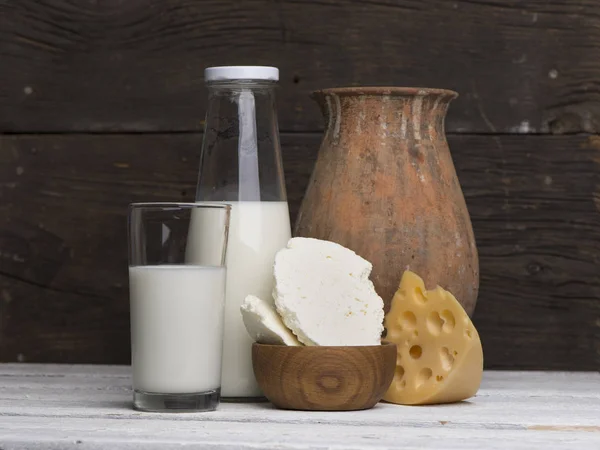 Produkty białkowe: ser, śmietana, mleko, jaja. na białym tle. — Zdjęcie stockowe
