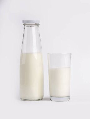 protein ürünleri: peynir, krema, süt ve yumurta. Beyaz bir arka plan üzerinde.