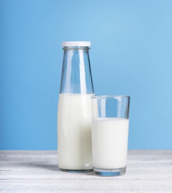 protein ürünleri: peynir, krema, süt ve yumurta. Beyaz bir arka plan üzerinde.