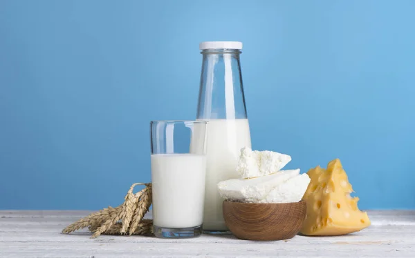 タンパク質製品： チーズ、クリーム、ミルク、卵。白い背景の上. — ストック写真