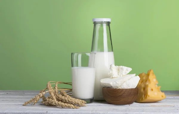 Bílkovinné výrobky: sýr, smetana, mléko, vejce. na bílém pozadí. — Stock fotografie