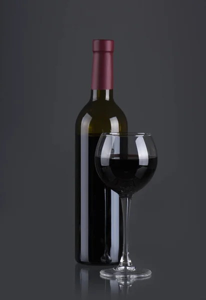 Rotwein. Glas Wein vorhanden. Rotwein einschenken. — Stockfoto