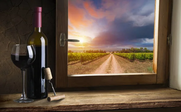 Czerwona butelka wina i kieliszek wina na beczce wodden — Zdjęcie stockowe