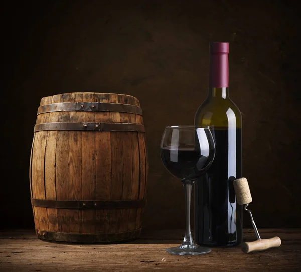 Detailní záběr červeného vína nalévaného ve skle — Stock fotografie