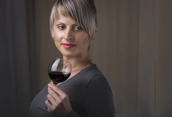 Retrato de primer plano de una joven cliente bebiendo vino tinto con los ojos cerrados — Foto de Stock