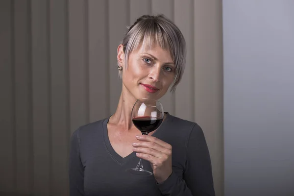 Retrato de primer plano de una joven cliente bebiendo vino tinto con los ojos cerrados — Foto de Stock