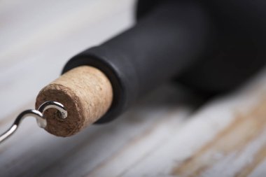 Ahşap zemine kırmızı şarap dökerek