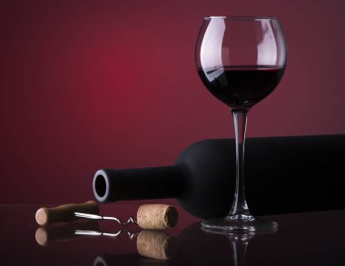 Ahşap zemine kırmızı şarap dökerek