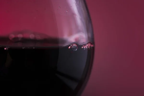 木を背景に赤ワインをグラスに入れる — ストック写真