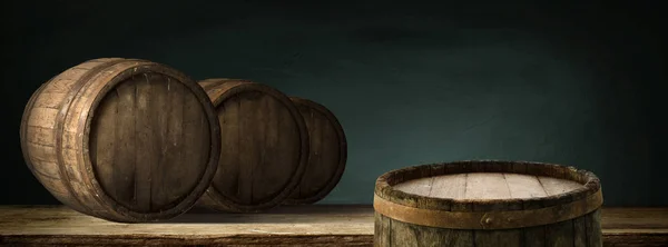 Saca-rolhas e barril de madeira, vinhedo sobre fundo — Fotografia de Stock