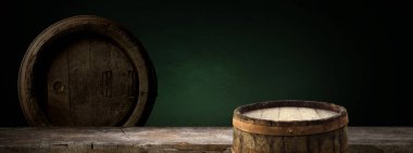 fıçının arka planı ve aşınmış eski ahşap masa