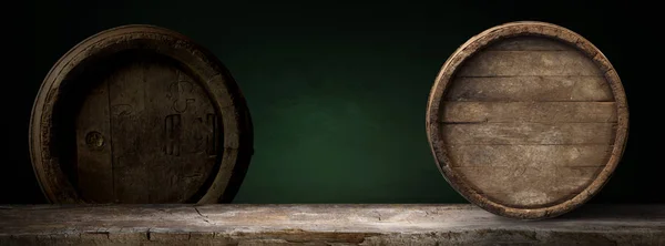 Fondo de barril y mesa vieja desgastada de madera — Foto de Stock