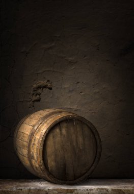 Tahta meşe varili beyaz arkaplanda izole edilmiş.