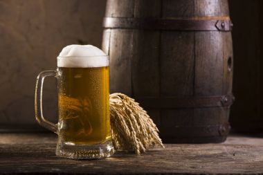 Bar arka planında açık ve koyu bira bardakları.