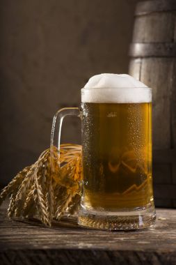 Bar arka planında açık ve koyu bira bardakları.