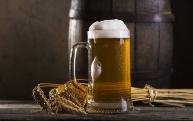 Bar arka planında açık ve koyu bira bardakları.