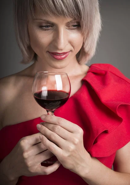 Joven hermosa morena con copa de vino tinto — Foto de Stock