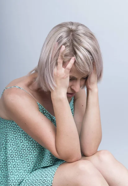 Ragazza adolescente con depressione seduta da sola sul pavimento nella stanza buia. Foto in bianco e nero — Foto Stock