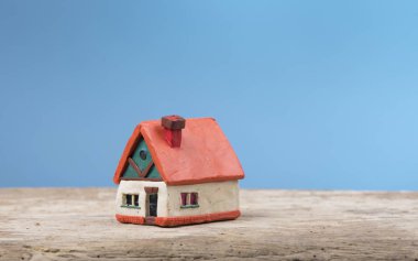 ipotek, yatırım, gayrimenkul ve mülkiyet kavramı - kadar yakın ev model, para ve ev anahtarları