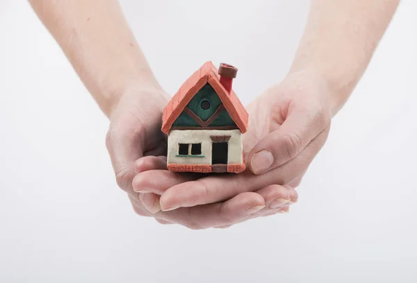 Ипотека, инвестиции, концепция недвижимости и недвижимости - закрытие модели дома, денег и ключей от дома — стоковое фото