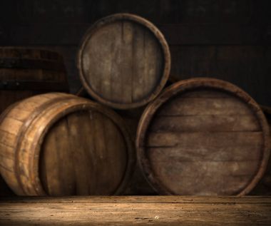 Eski meşe fıçı ahşap bir masaya. koyu arka plan bulanık.