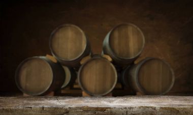 Eski meşe fıçı ahşap bir masaya. koyu arka plan bulanık.