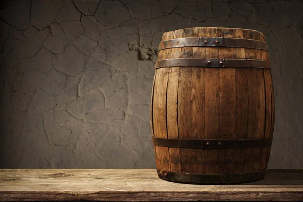 Vinho tinto com barril em vinha na Toscana verde, Itália — Fotografia de Stock