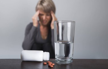 Bir tıp hap elinde tutan güzel Bayan