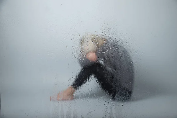 A mulher da depressão se senta no chão — Fotografia de Stock