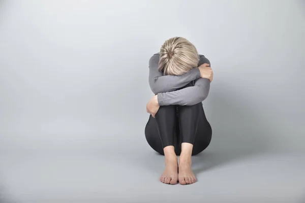 Depressionskvinnan sitter på golvet — Stockfoto