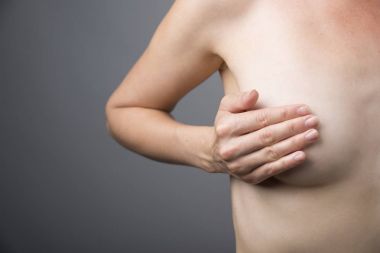 Portre portre genç kadın göğüs üzerinde izole arka plan renkli dokunmadan meme ağrısı ile kırpılmış.