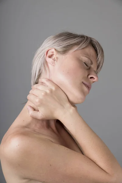 Mujer joven sintiéndose agotada y sufriendo de dolor de cuello, concepto de salud . —  Fotos de Stock