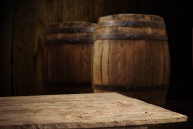 Tahta meşe varili beyaz arkaplanda izole edilmiş.