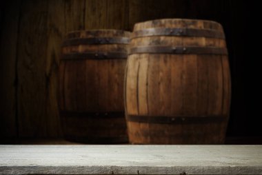 Tahta meşe varili beyaz arkaplanda izole edilmiş.