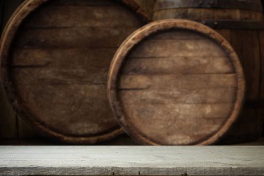 Tahta meşe varili beyaz arkaplanda izole edilmiş.